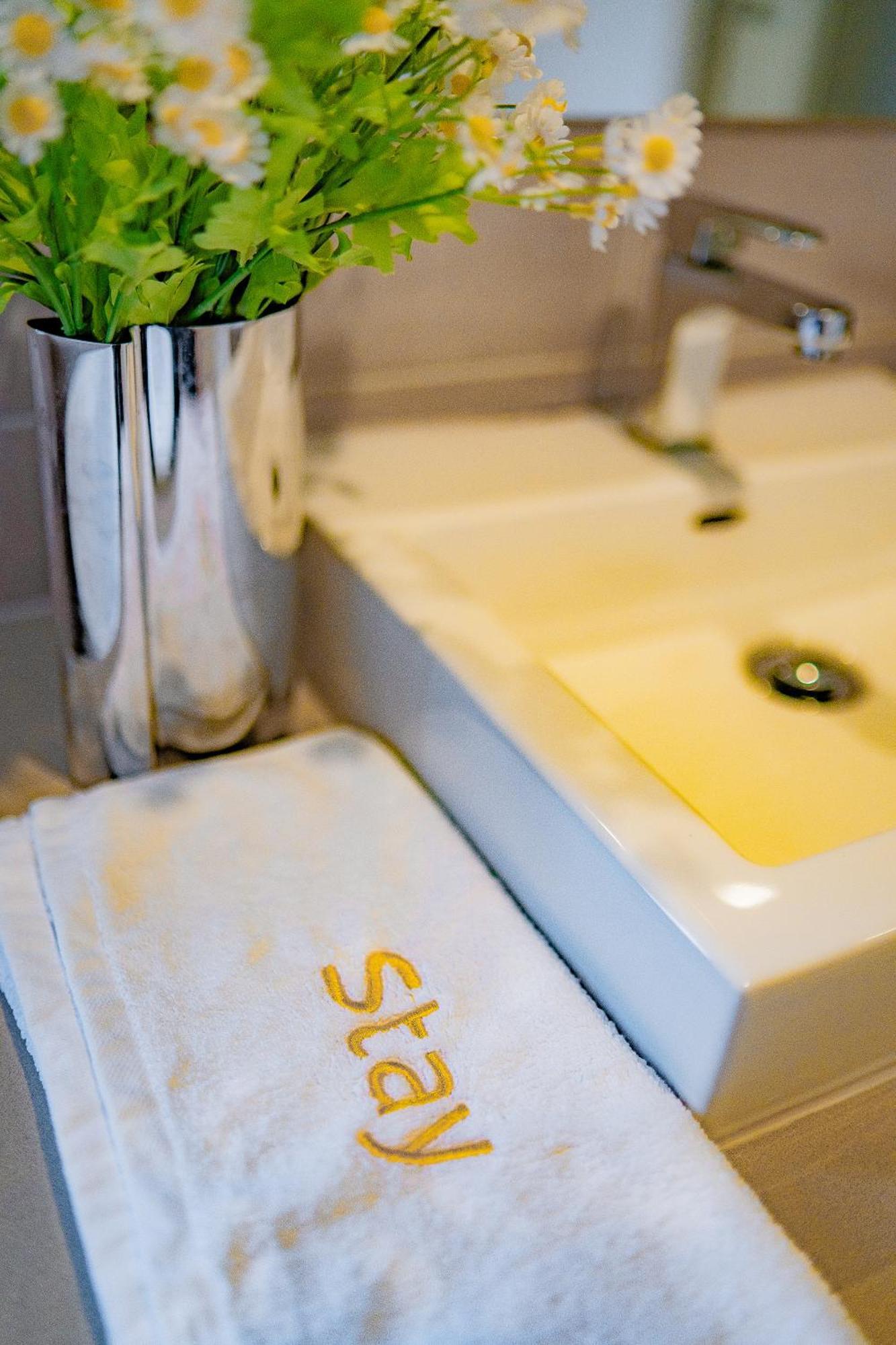 Stayau 4Br Designer Home In Knox Wantirna South Kültér fotó